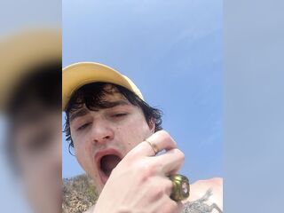 BONNE TINY CHIENNE TRANS APPLIQUE SON LIPSTICK À PLAYA DEL AMOR.