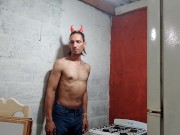 En halloween casi llega el orgasmo, Raba Erre es un diablito encantado