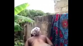 femme africaine se lave devant sa cam