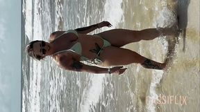 Estava na praia pegando sol na minha bundinha quando dois safados gostoso chegaram e me convidaram para ir no quarto deles para Eles foderem minha bunda bem gostoso e me dar muita porra