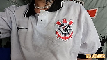 ED JUNIOR CHAMA UMA NOVINHA TOCEDORA DO CORINTHIANS PARA ASSISTIR AO JOGO MAS ELA QUERIA ERA FUDER SEM CAMISINHA