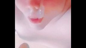 Disfrutando solo mamando dildo termina en facial