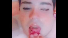 Disfrutando solo mamando dildo termina en facial