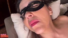 Homem corno realiza fantasia de ver a esposa penetrada por uma grande pica preta