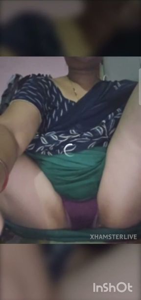 Desi bhabhi ne kursi pe beth ke apni chooth ke maje liye   Clip 1