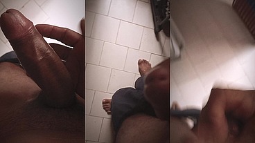 Jovencito sacándose la leche en casa
