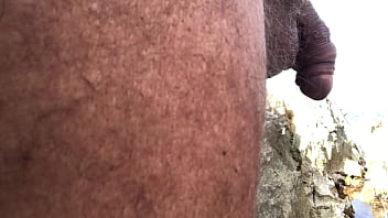 Free hands piss, final dick shake - pisciata a mani libere, in mare, con grande scrollata finale