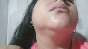 Caricias de mi pelo largo sobre mi rostro y mi cuello.