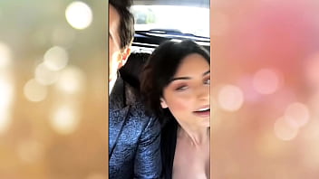 Aislinn Derbez muestra su seno en descuido