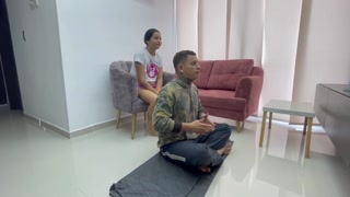 ncuentro a mi hermanastro haciendo yoga y lo relajo aun mas con una dura follada.