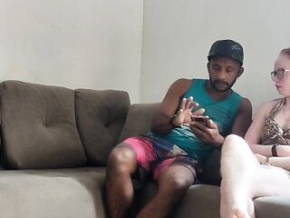 FUI PASSEAR NA CASA DO MEU AMIGO E COMIR MINHA MULHER NA FRENTE DELE