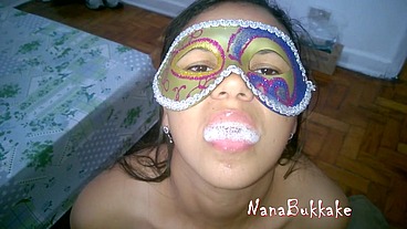 Vários machos gozando na minha boca e eu engolindo tudo