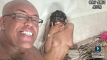 Homem maduro dando uma chupada na xoxota de uma novinha ela indo ao delírio com a língua do velho.