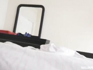 Duermo en la misma cama con mi hermanastra y aprovecho para jugar con su gran culo sub español ver completo tusub3.blogspot.com