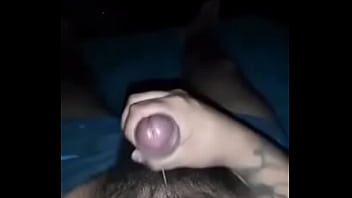 Juego con mi pene y eyaculo