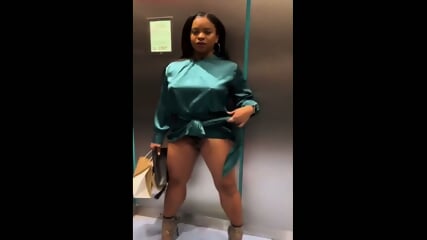 EBONY MILF FLASHING HER PUSSY IN ELEVATOR