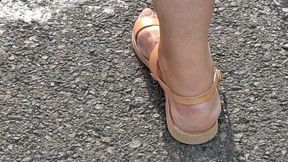 Collection pieds de femmes matures françaises en public 2026 part2