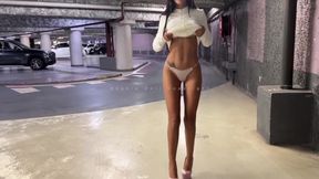 Angela Doll wird im Parkplatz volle dicke Analröhre zermalmt