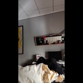 Mi novio se desayuna mis pies en la cama.