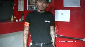 il se fait baiser par le mec de la securite en uniformes