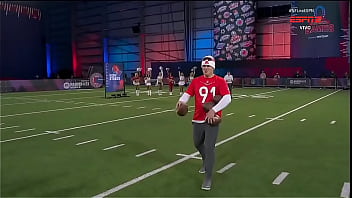 Homens jogam bola uns nos outros