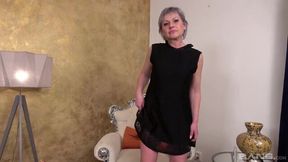 Alluring mature chick Bianca likes playing with her shaved pussy