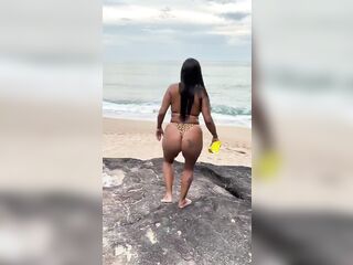A pair in love went to watch the scenery on the beach and ended up having sex with cum on their faces.