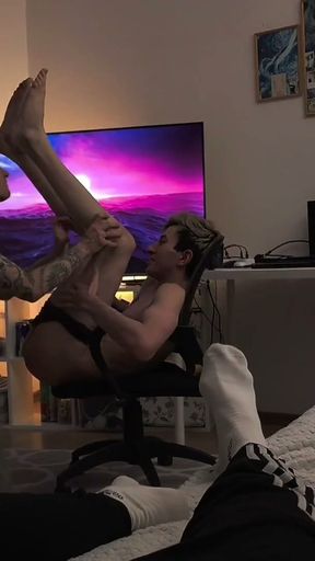 Called a student to visit and sweetly fucked him with a big dick   Clip 1