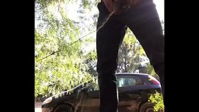 Novinho mijando no mato