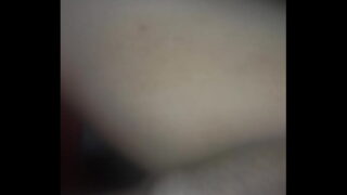 A kanos férj egy nagy játékszert használ a felesége puncijára, majd hátulról bedugja a seggébe