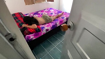 ENCUENTRO A MI CUÑADA PETITE FLACA DE 18 AÑOS SOBRE SU CAMA Y LA PRENDO A VERGA SIN QUE NADIE SE ENTERE Y LE LLENO EL CULITGO DE SEMEN