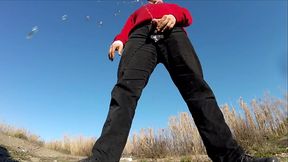 GG Pissing en plain air