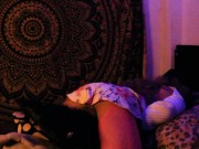 caliente femboy busca complacerse con sus almohadas saltando