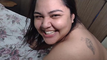 Amigo da minha rede social veio me conhecer pessoalmente e meter "no pelo" gostoso no meu cuzinho e buceta na frente do meu marido corninho, gozou gostoso e enfiou gozando