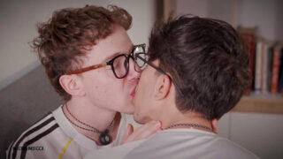 Młodzi, biali europejscy geje mają wielkie penisy w tyłkach i są ruchani na pieska