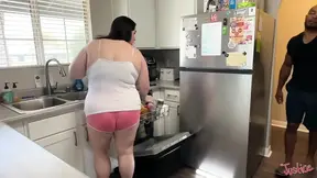 Mature BBW gets caught doing dishes and getting rewarded with a creamy surprise