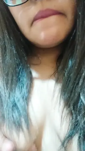 Latino babe zuigt de grote lul van de buurman van de man