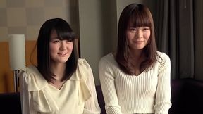 【初撮り】ネットでAV応募&rarr_3P初体験撮影 001 黒髪のゆきかちゃん＆茶髪のまなちゃん 指を中で動かしていくと顔真っ赤にする彼女達。2人共、びちょびちょだぁ～！！