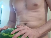 Me cojo una sandía imaginando tus nalgas