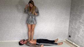 Trampling on the weak guy so that he could feel who was boss here, he stepped in response, but Aura didn't care, Aura is the boss