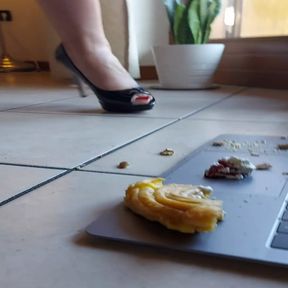 Crushing Food & Personal Objects Miss Chanel - Schiacciare cibo e oggetti personali Miss Chanel