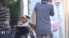 Hairy asian ho urinating