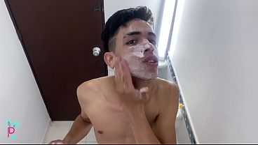 COLOMBIAN WITH HUGE COCK SHAVES IN THE BATHROOM