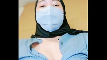 Video viral pacar berjilbab ketahuan live ngentot