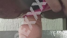 Cabalgando rico dildo en mi patio