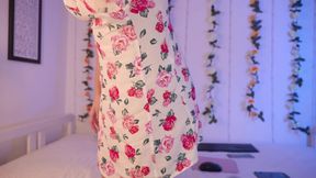 The Beauty Takes off Her Dress and Shows off Her Sexy Body