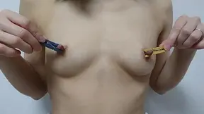 無修正 人妻 個人撮影 乳首調教 チクニー 裸エプロン１人SM 誰か触って hentai