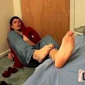 Naughty Bentley jacks off his cock and shows his feet solo