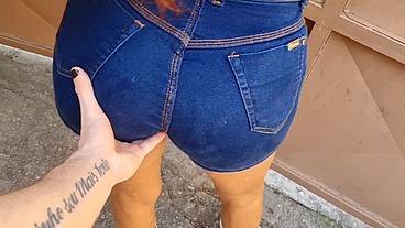 gostosa passa na frente de casa, logo chamei ela pra foder no quintal de casa