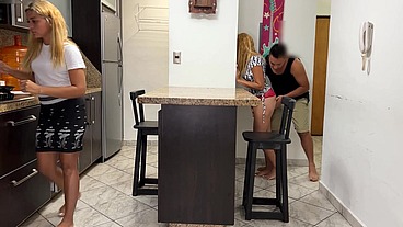 Me Gusta Cojer a mi Cuñada Mientras Mi Novia esta Cocinando es muy Excitante que nos Pueda Descubrir